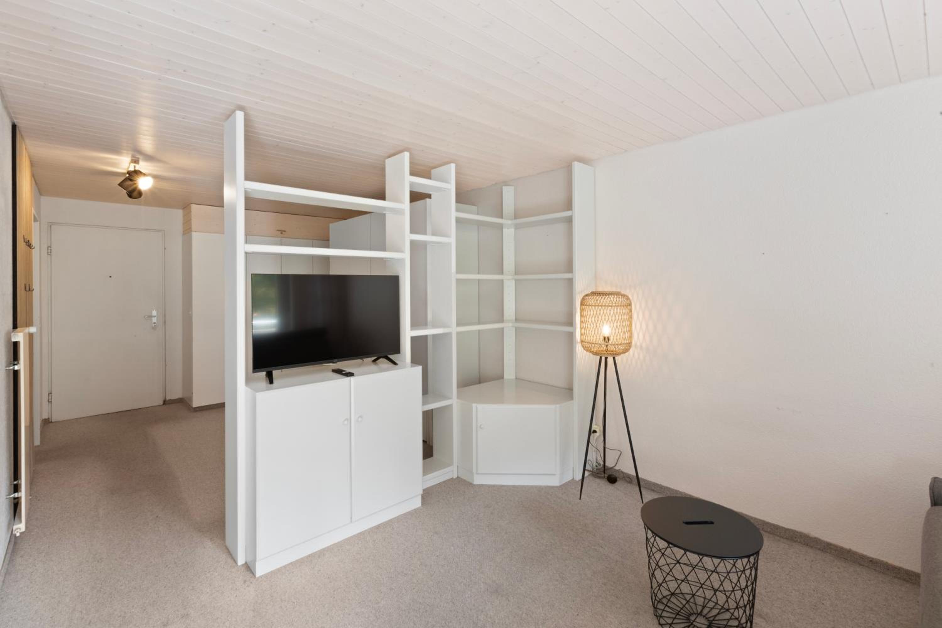 Studio lumineux avec vue sur les montagnes