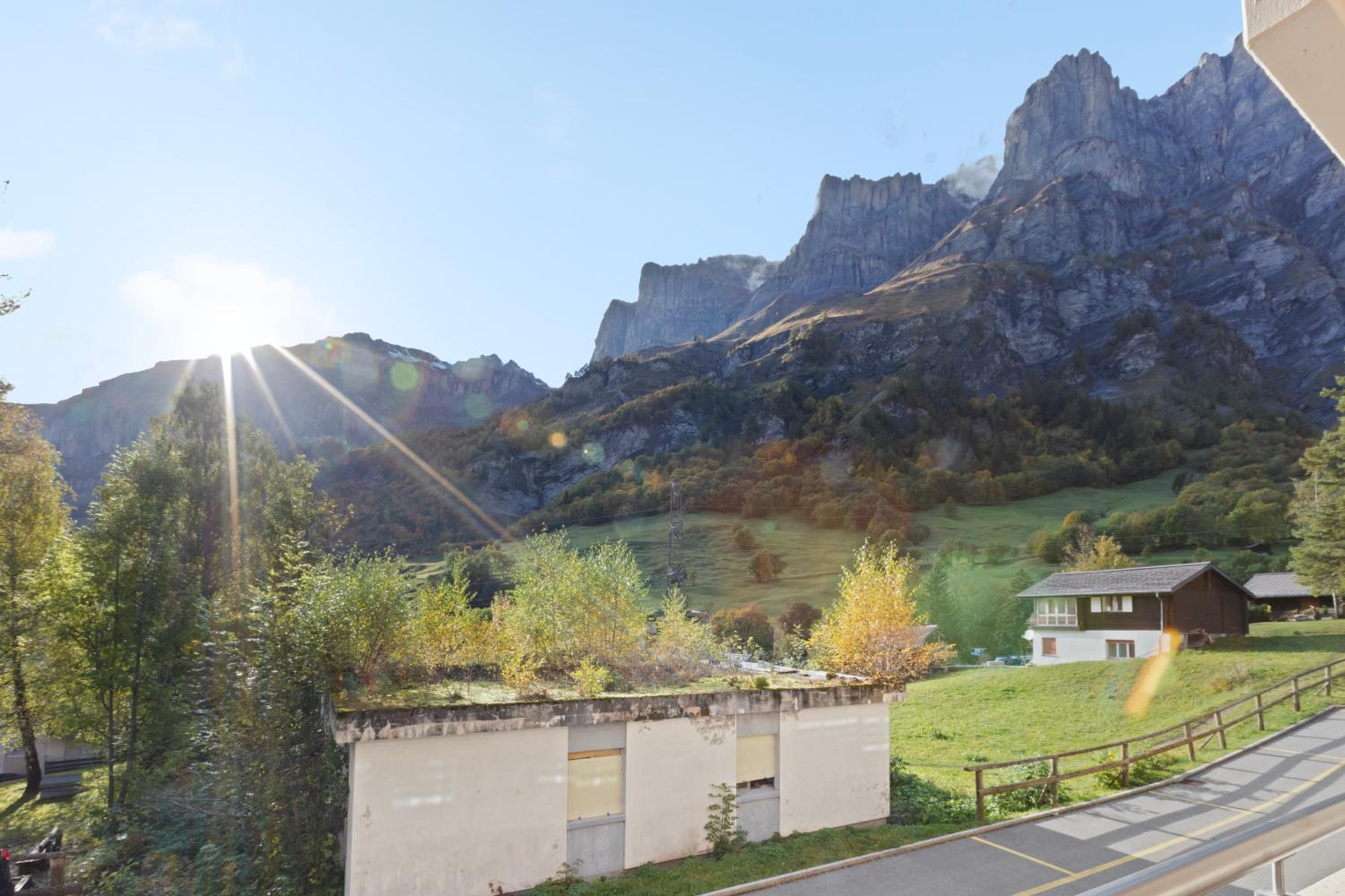 Studio lumineux avec vue sur les montagnes