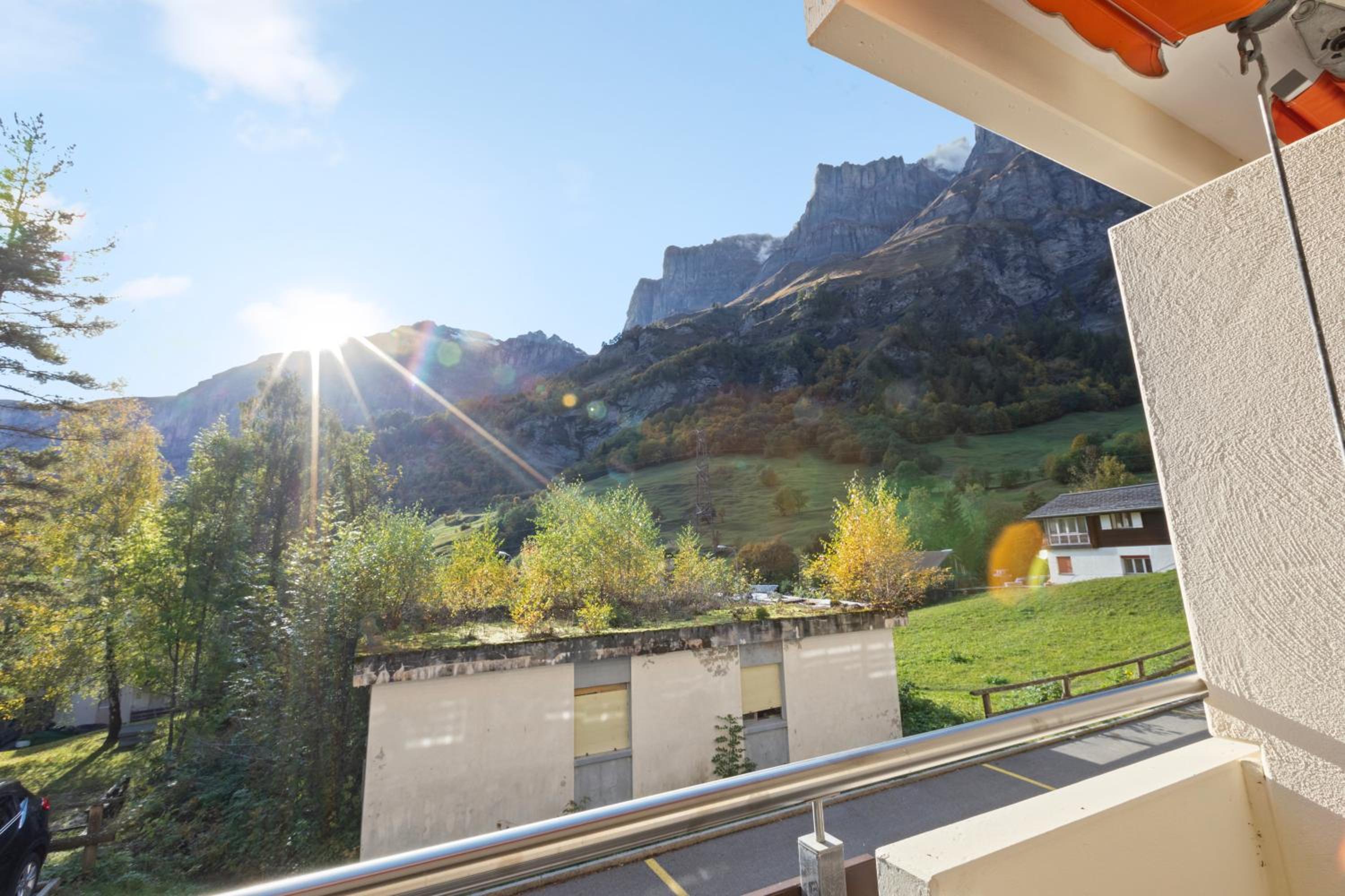 Studio lumineux avec vue sur les montagnes