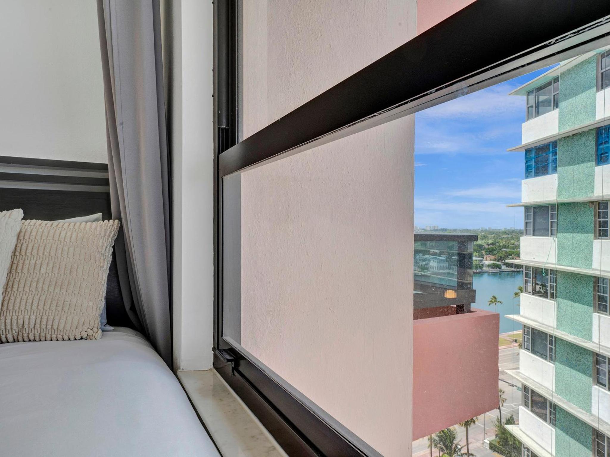Cozy Beachfront 2 BDR Miami Beach Condo 1516 view 5