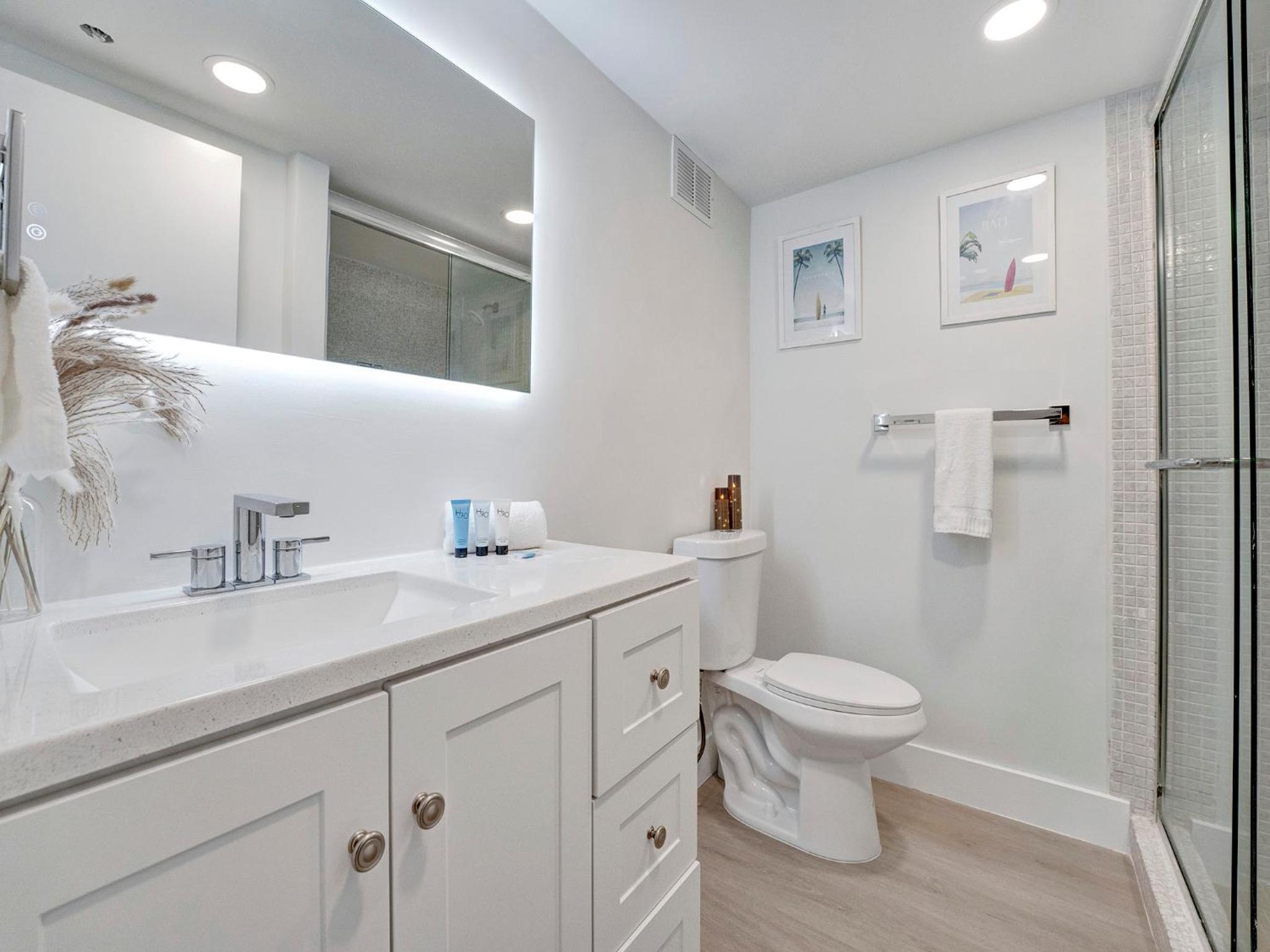 Cozy Beachfront 2 BDR Miami Beach Condo 1516 view 3