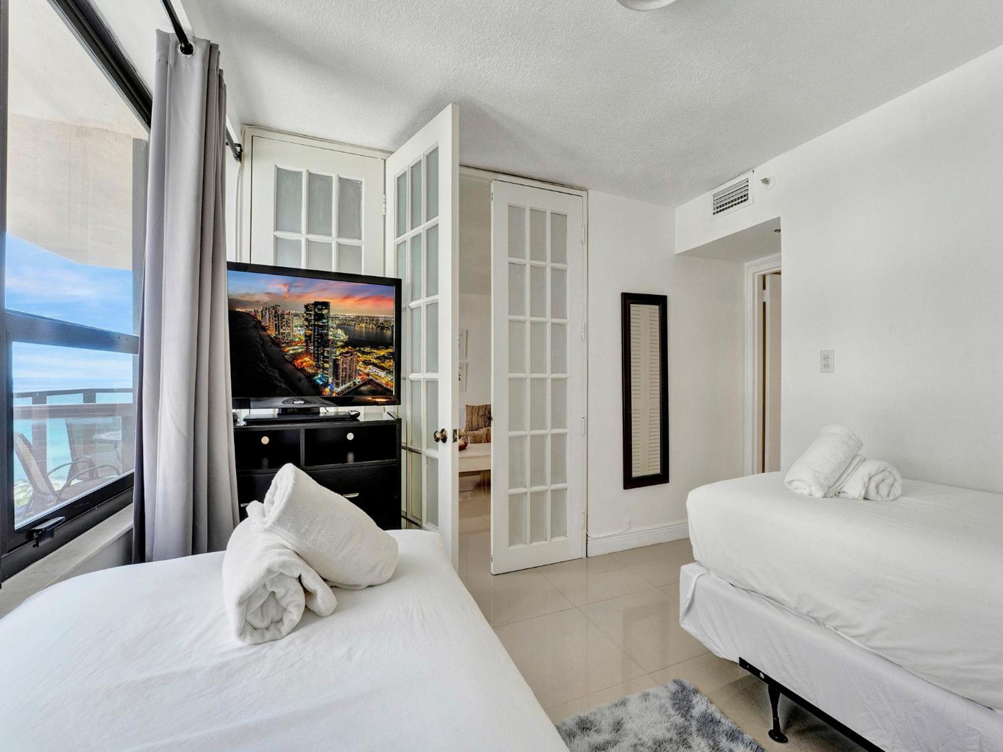 Cozy Beachfront 2 BDR Miami Beach Condo 1516 view 4
