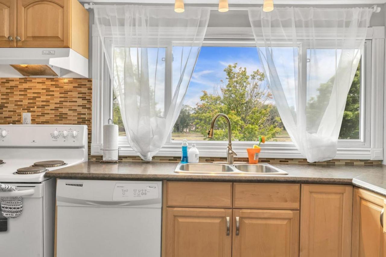 Grill and Chill 4BR Bayside Sunroom Oasis