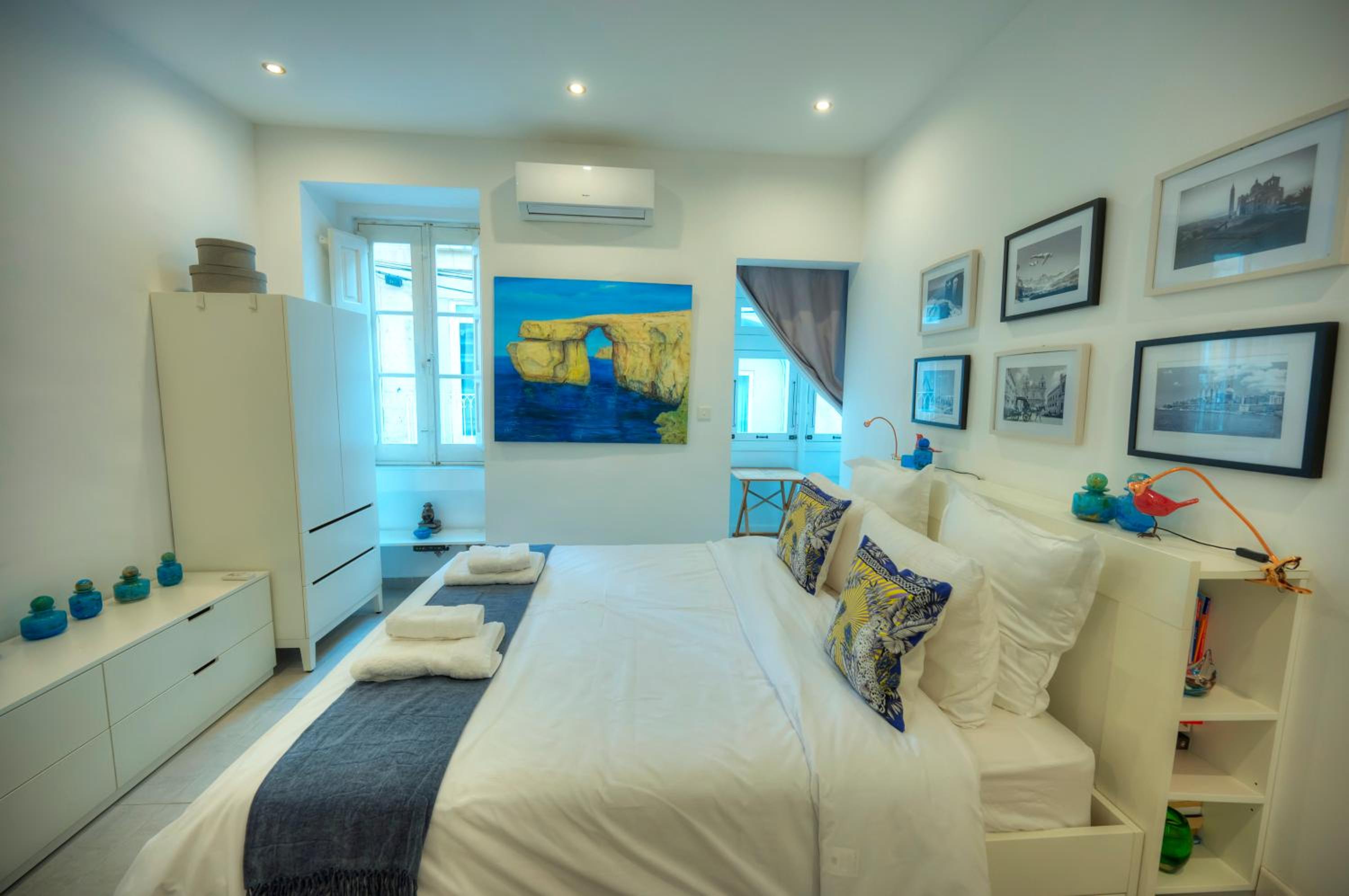 Seaview Sliema 30 seconds to High Street & Ferry, 2x Double En-suite Bedrooms, Modern Whole Traditional Townhouse, Kitchen, Living Area, & Roof Terrace view 2