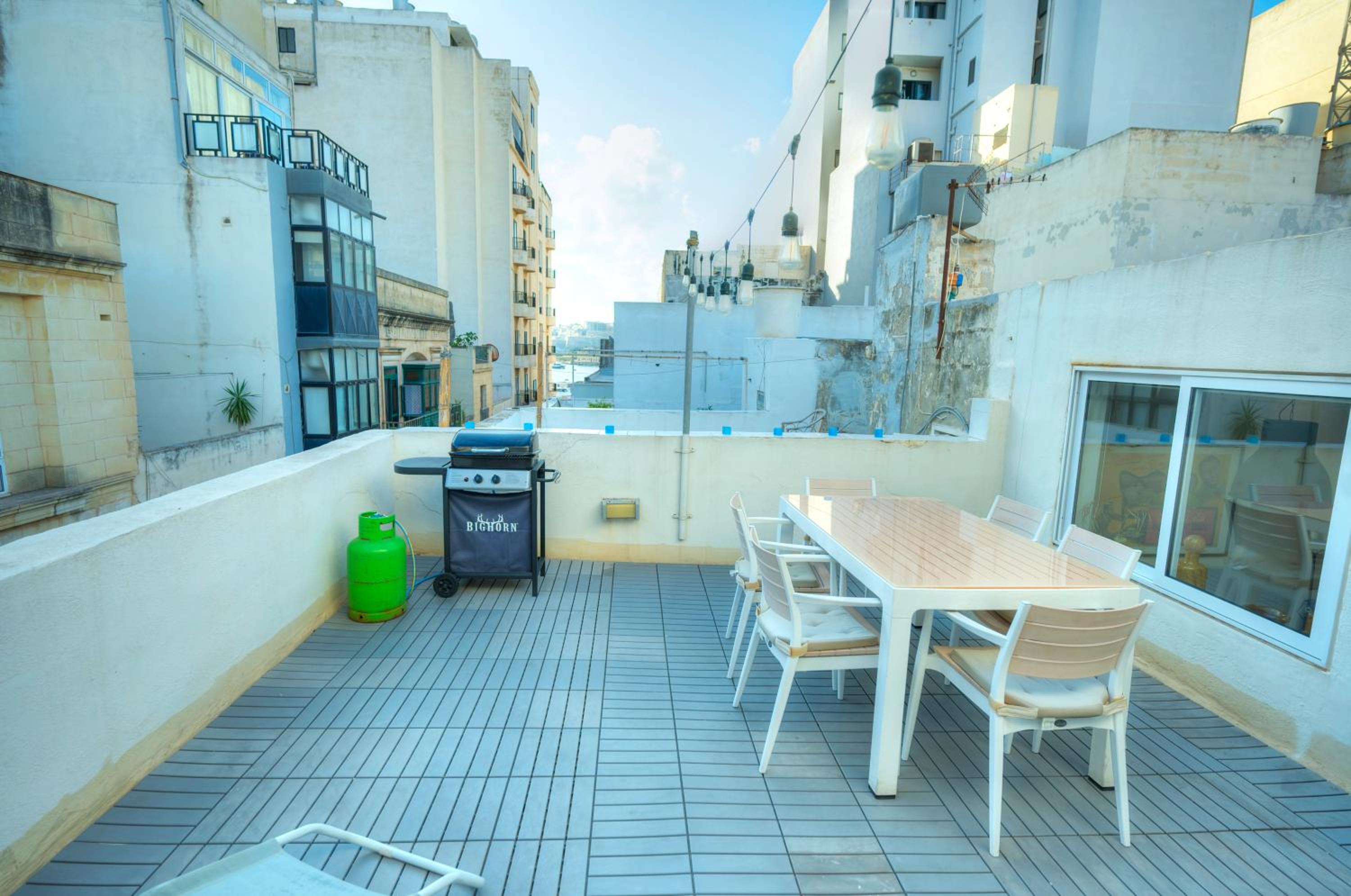 Seaview Sliema 30 seconds to High Street & Ferry, 2x Double En-suite Bedrooms, Modern Whole Traditional Townhouse, Kitchen, Living Area, & Roof Terrace view 4