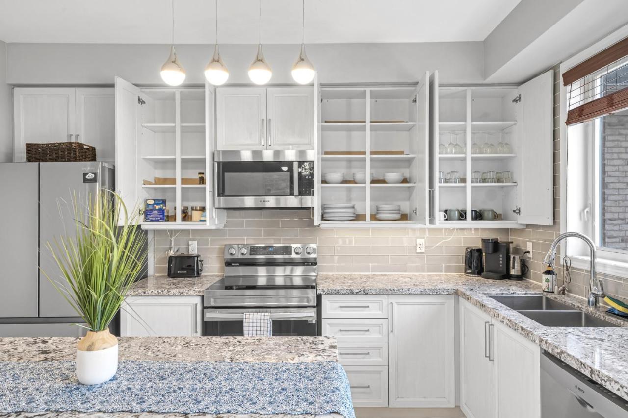 Elegant 3Bedroom with Smart TV and Backyard