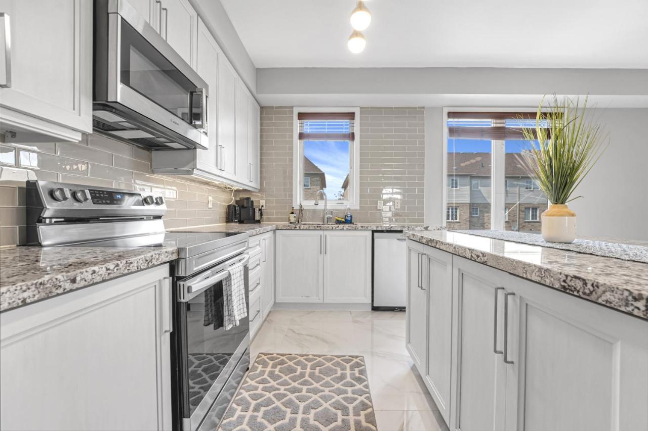 Elegant 3Bedroom with Smart TV and Backyard