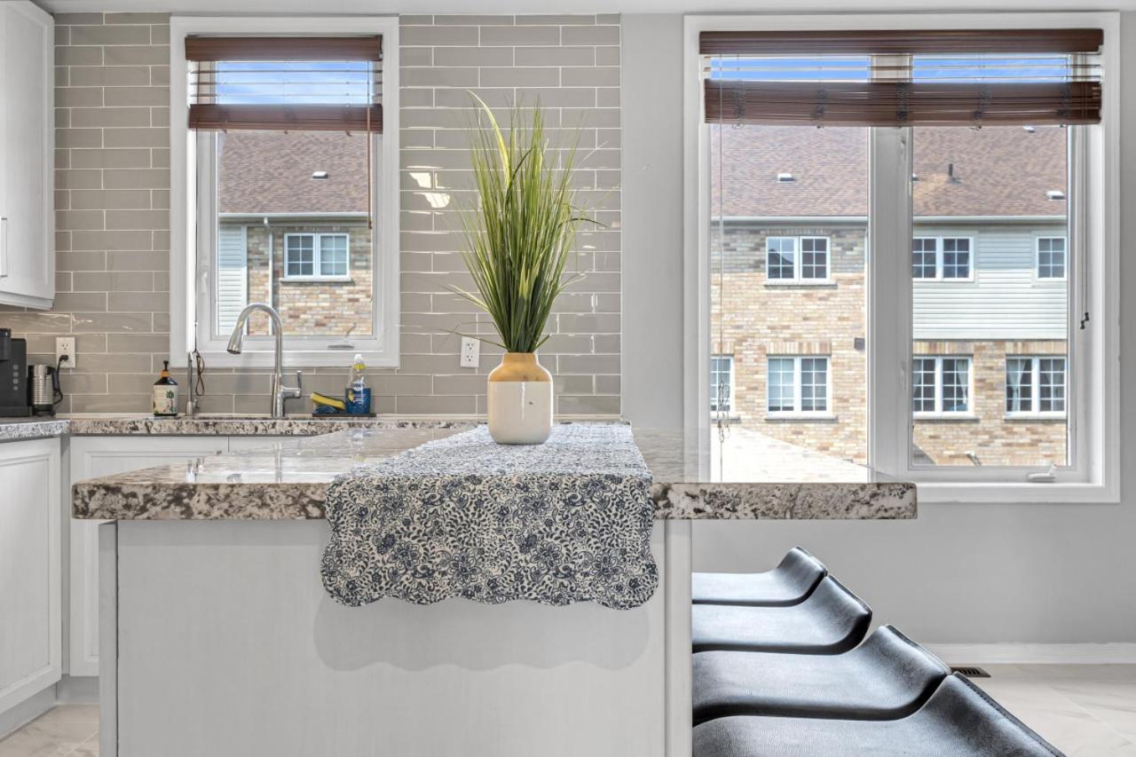 Elegant 3Bedroom with Smart TV and Backyard
