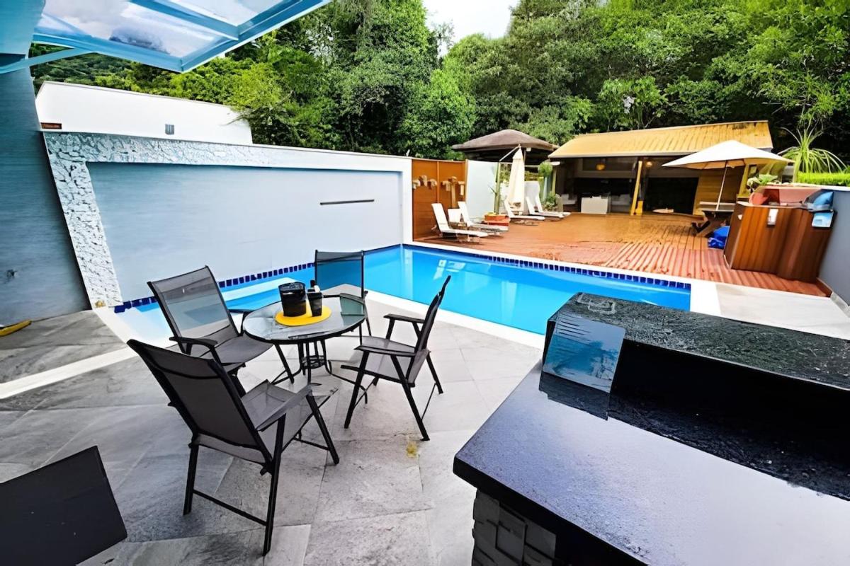 CASA PARIS · piscina aquecida, em condomínio, 4 suítes maravilhosa