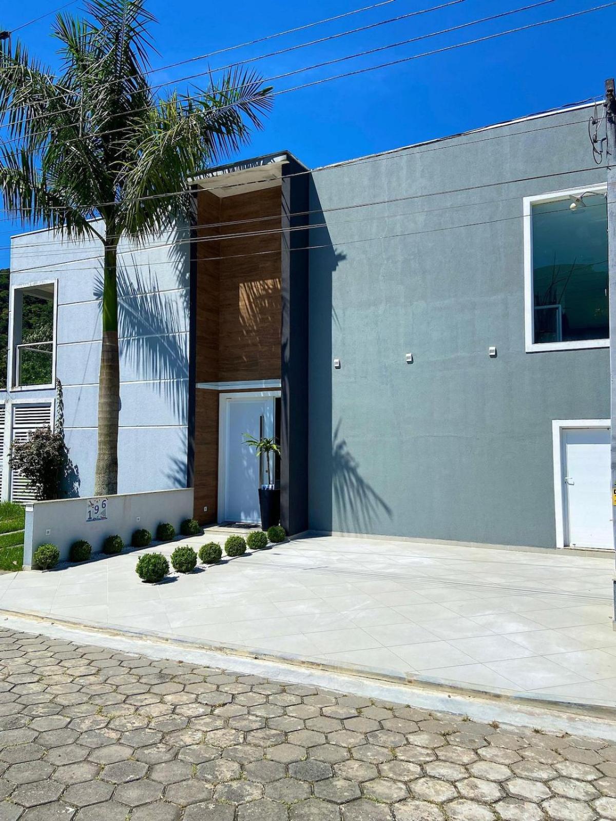 CASA PARIS · piscina aquecida, em condomínio, 4 suítes maravilhosa