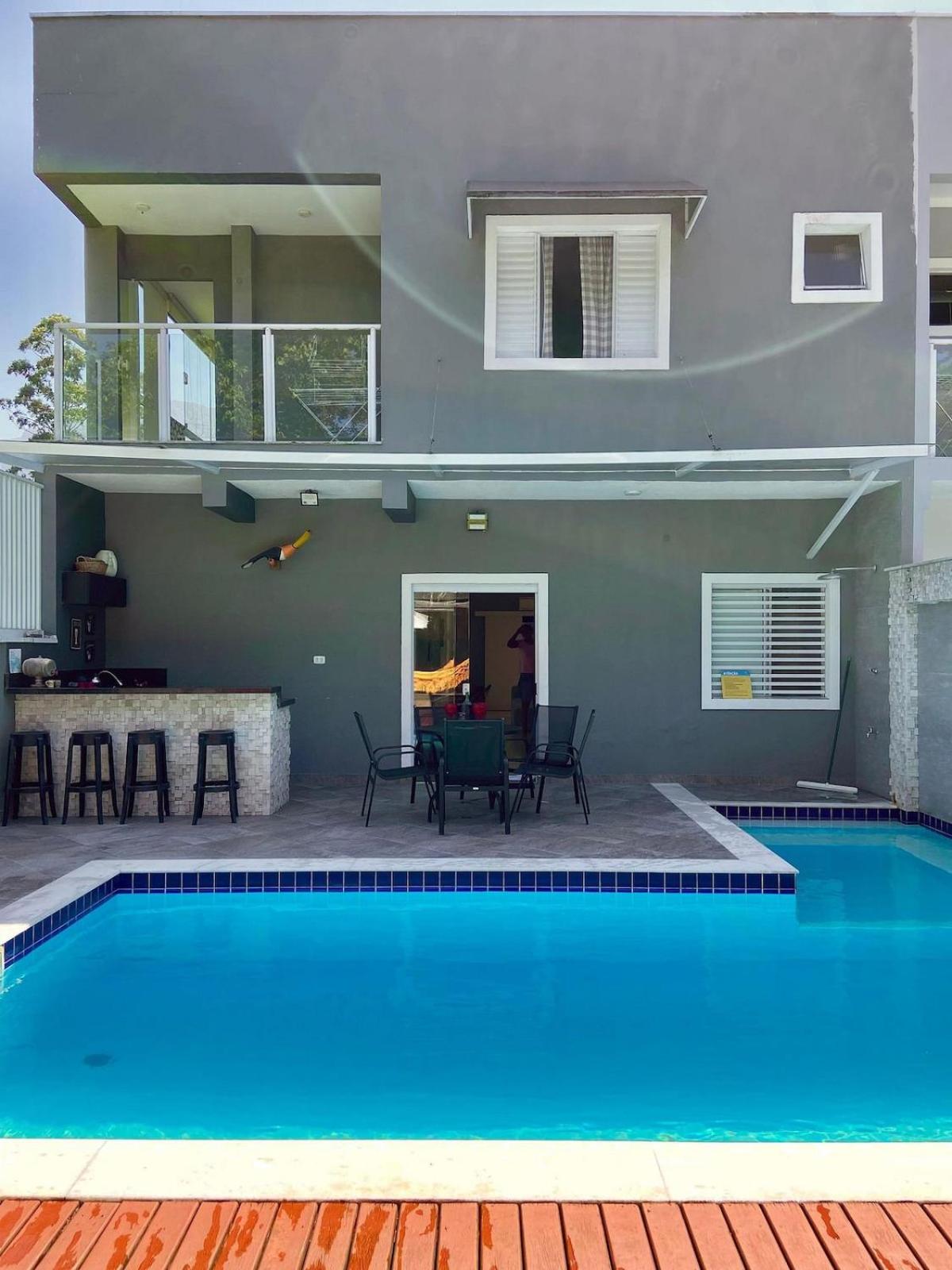 CASA PARIS · piscina aquecida, em condomínio, 4 suítes maravilhosa