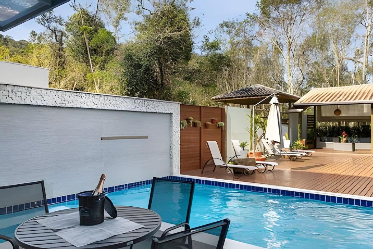 CASA PARIS · piscina aquecida, em condomínio, 4 suítes maravilhosa