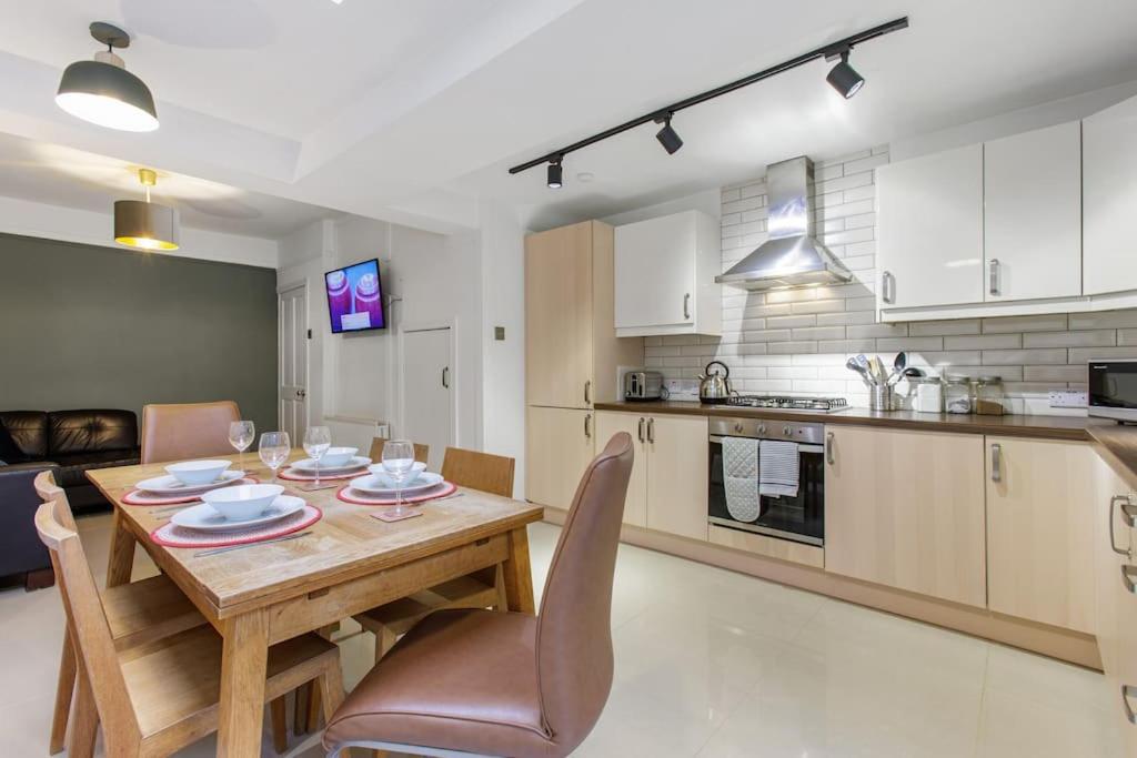 City Centre Mid-Terrace Victorian Townhouse view 3