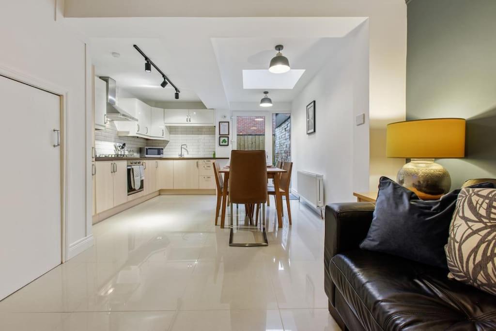 City Centre Mid-Terrace Victorian Townhouse view 5