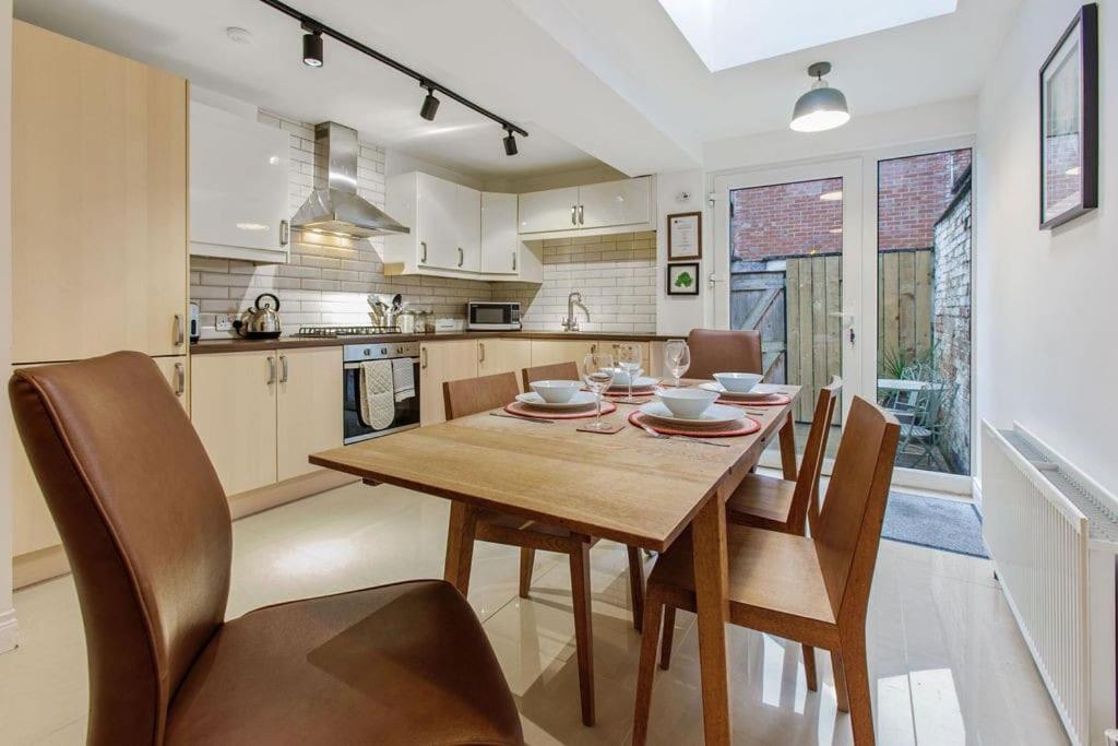 City Centre Mid-Terrace Victorian Townhouse view 4