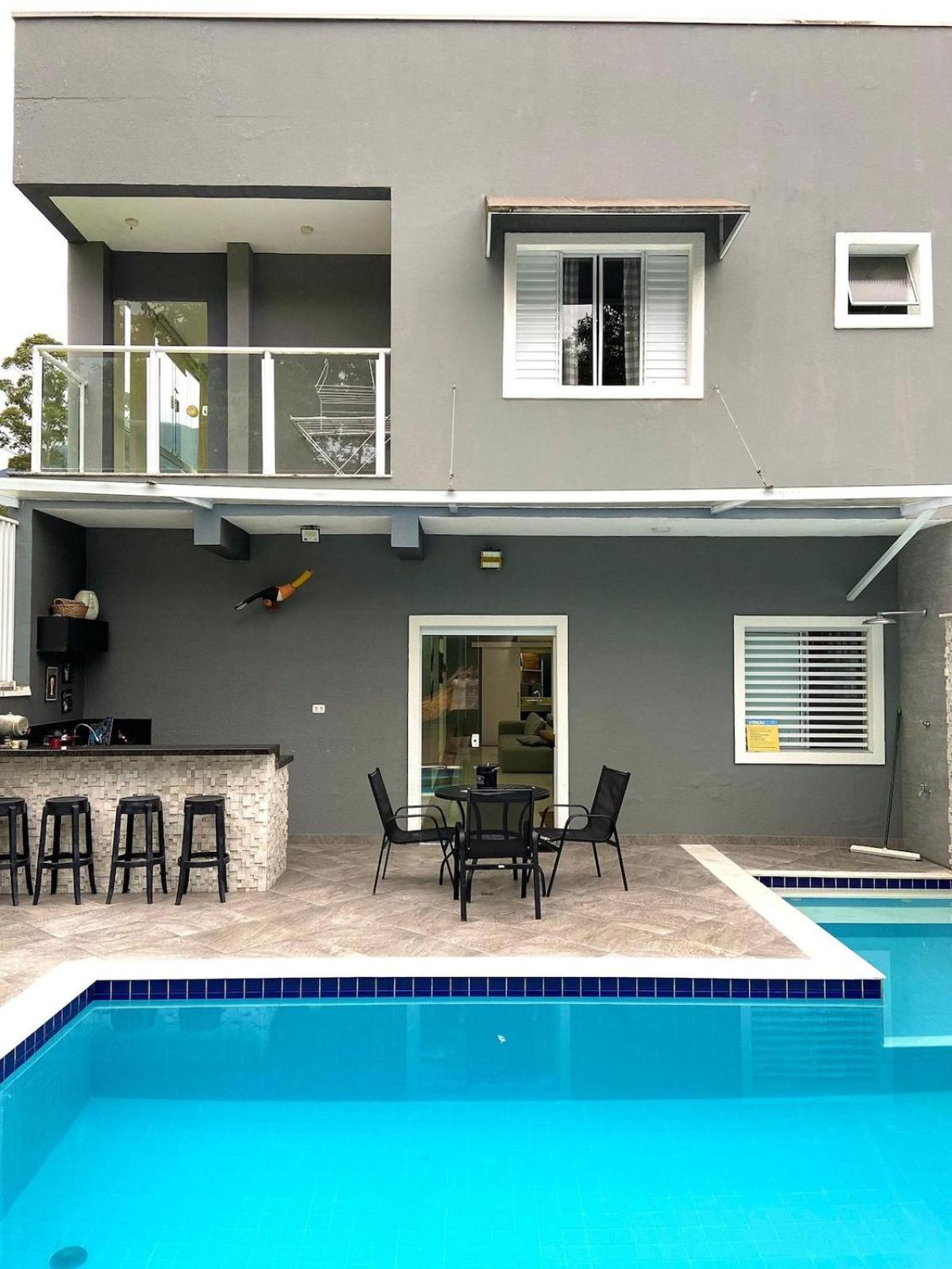 CASA PARIS · piscina aquecida, em condomínio, 4 suítes maravilhosa