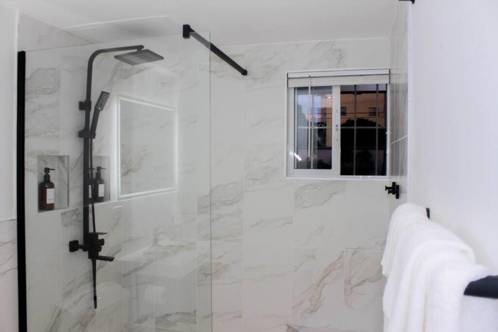 Minimalist studio near Devon House view 4