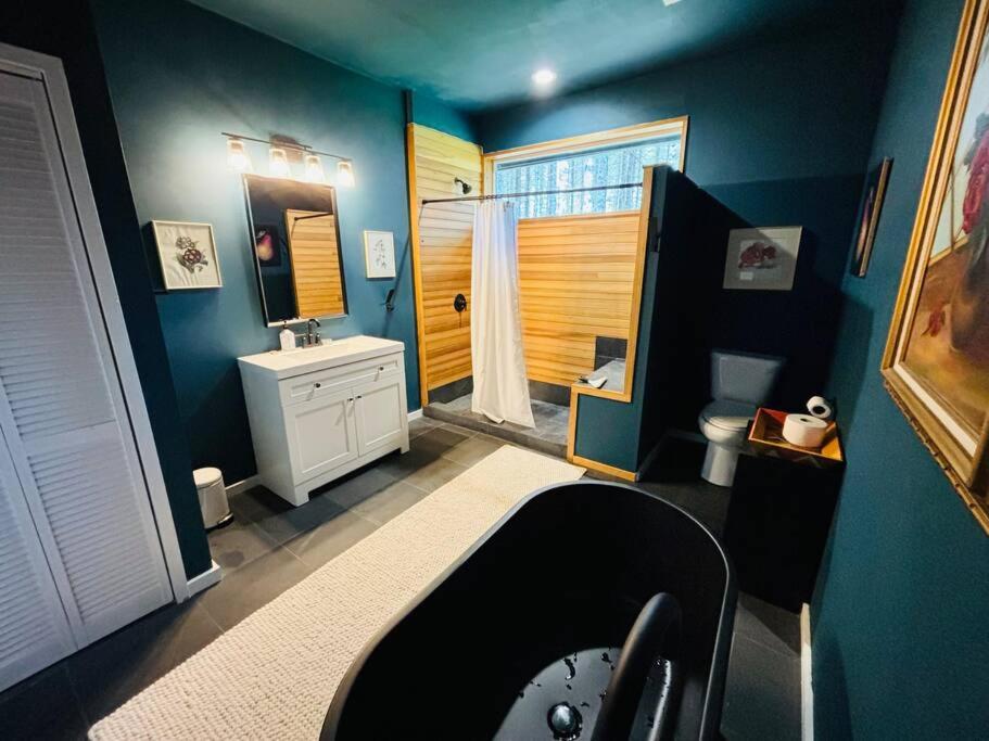 Forest Hideaway House with hot tub and trail view 4