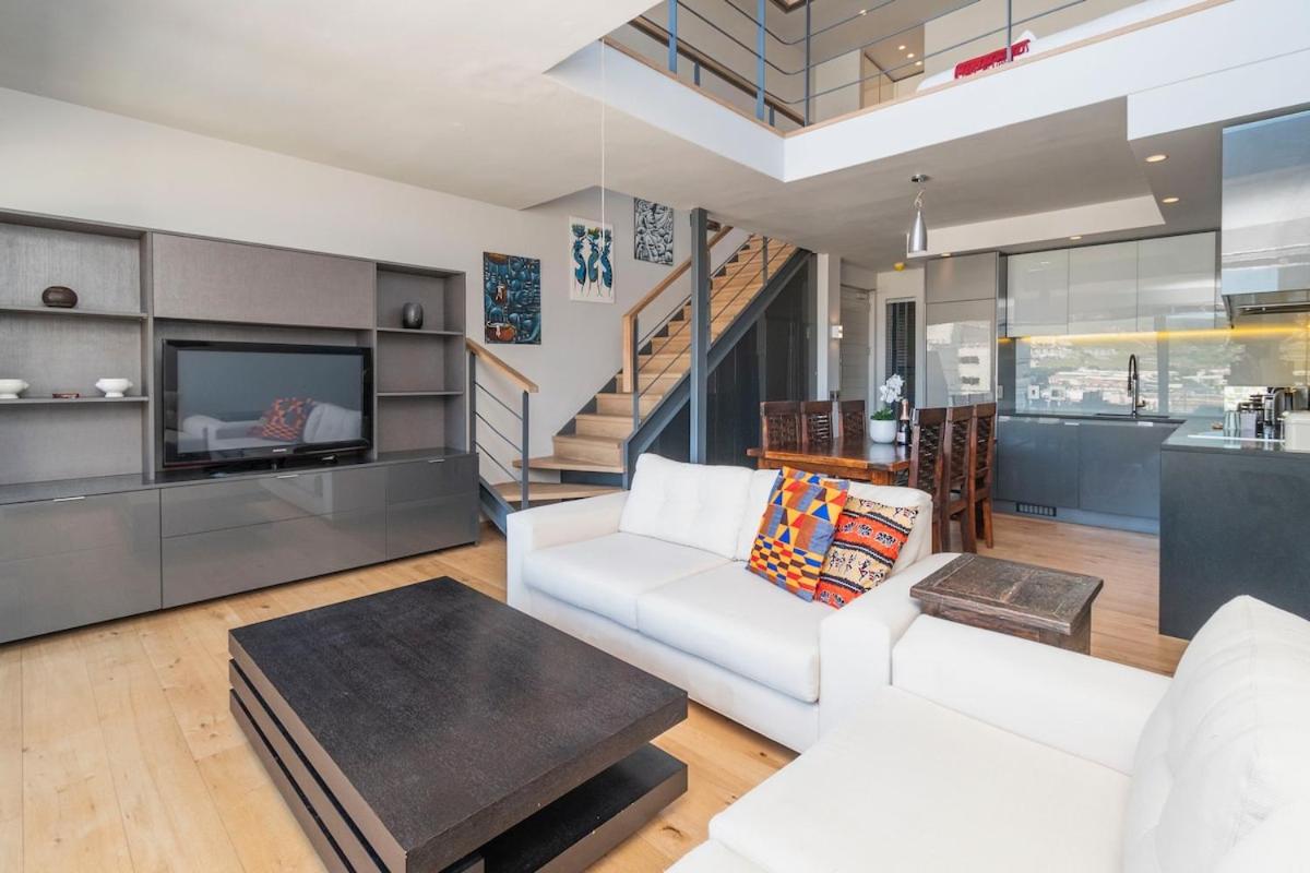 Modern City Loft - Balcony Scenic Mountain Views view 4