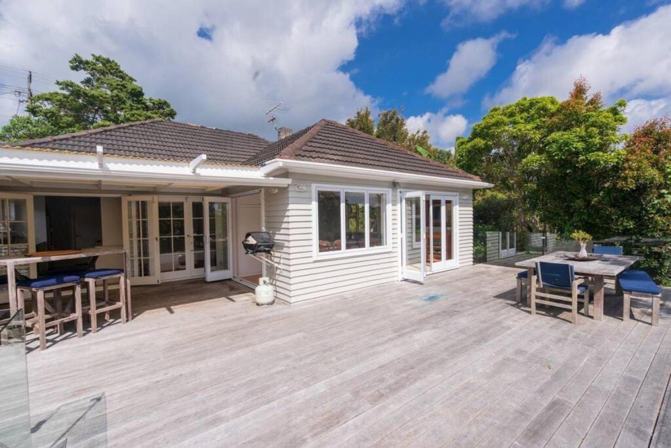 Beautiful Birkenhead Home (Furnished Rentals) view 3