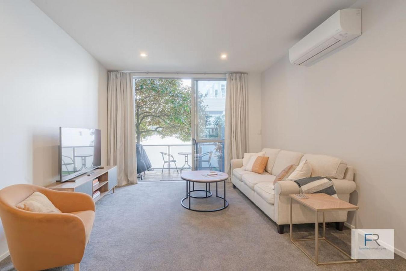 Executive city-fringe Townhouse