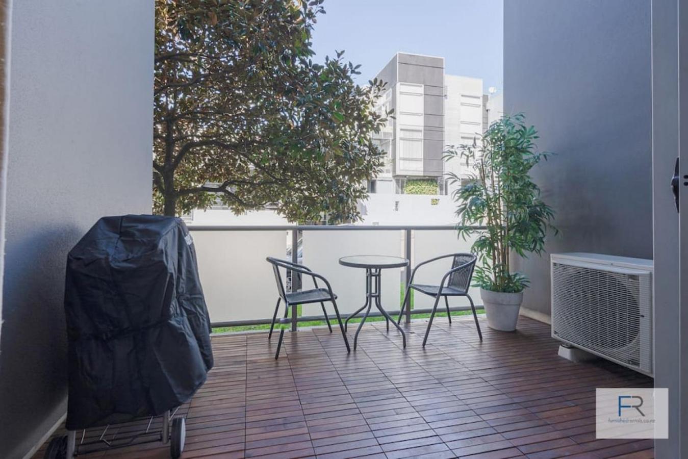 Executive city-fringe Townhouse