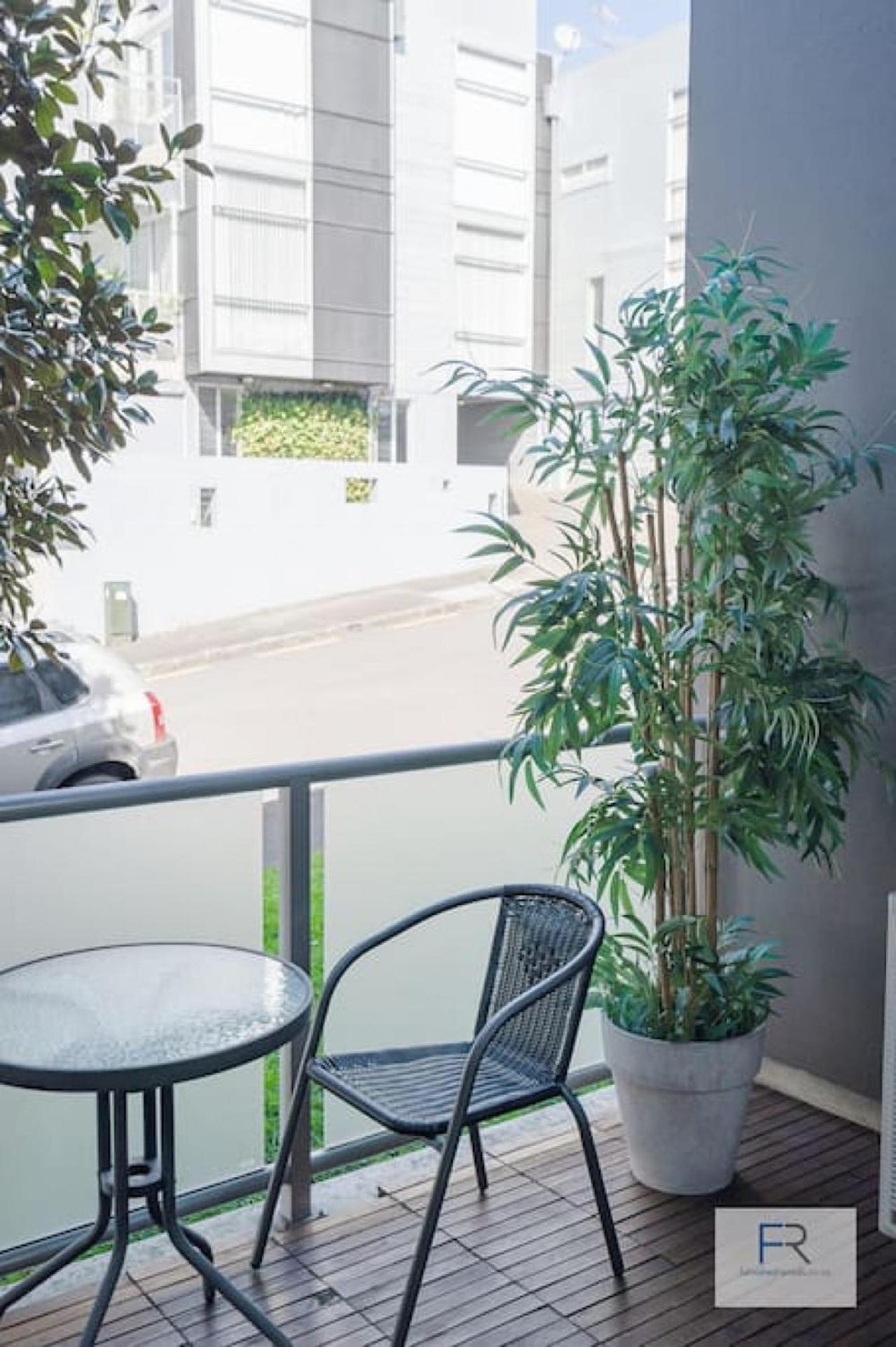 Executive city-fringe Townhouse