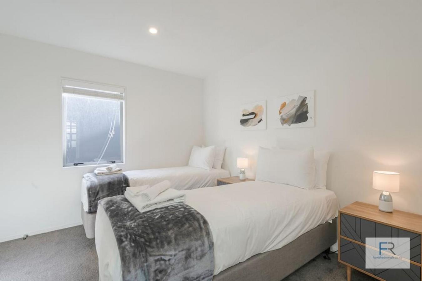 Executive city-fringe Townhouse