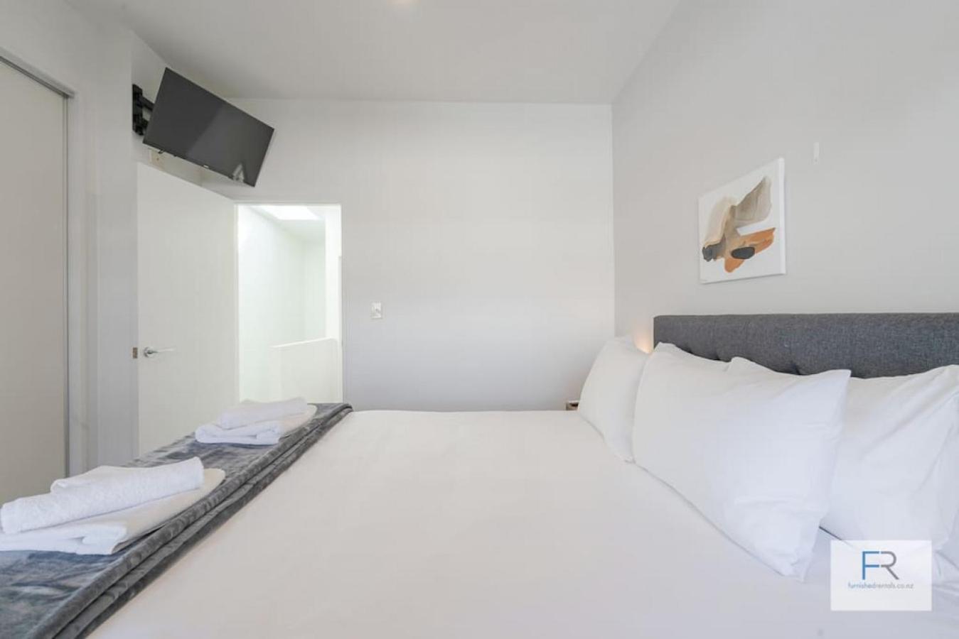 Executive city-fringe Townhouse