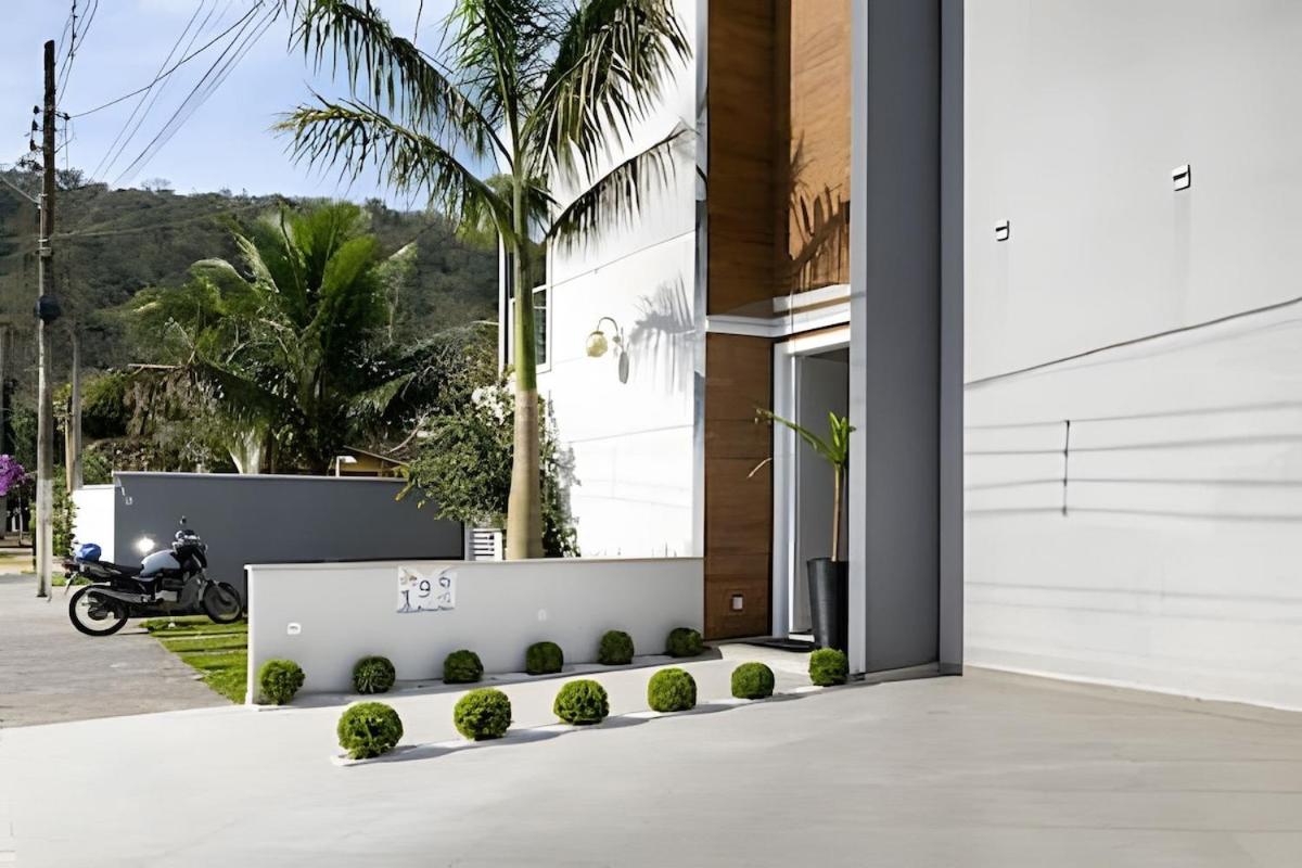 CASA PARIS · piscina aquecida, em condomínio, 4 suítes maravilhosa