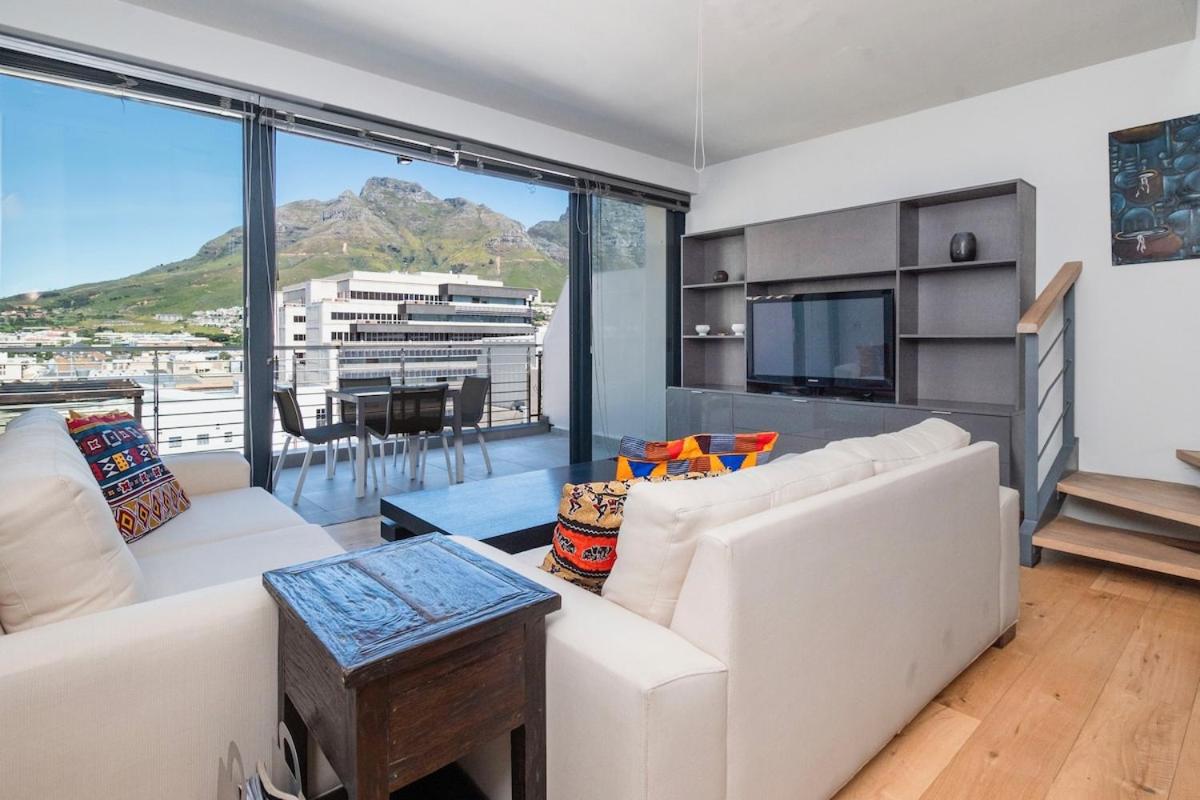 Modern City Loft - Balcony Scenic Mountain Views view 5