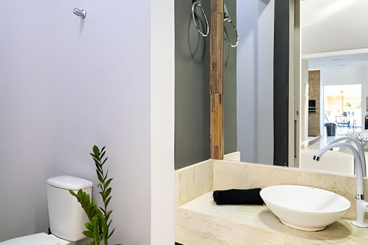 CASA PARIS · piscina aquecida, em condomínio, 4 suítes maravilhosa