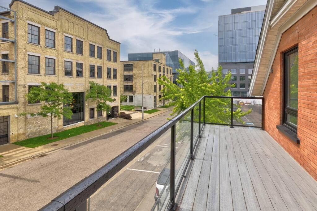 ENTIRE BACHELOR UNIT EN-SUITE ACROSS FROM GOOGLE - br4