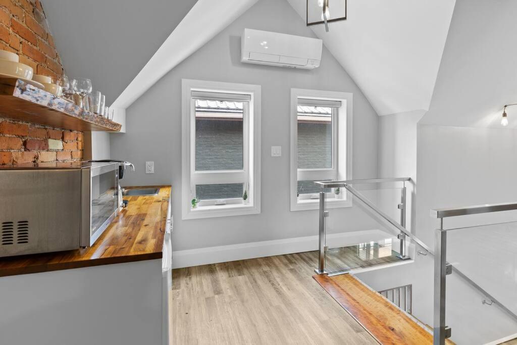 ENTIRE BACHELOR UNIT EN-SUITE ACROSS FROM GOOGLE - br4