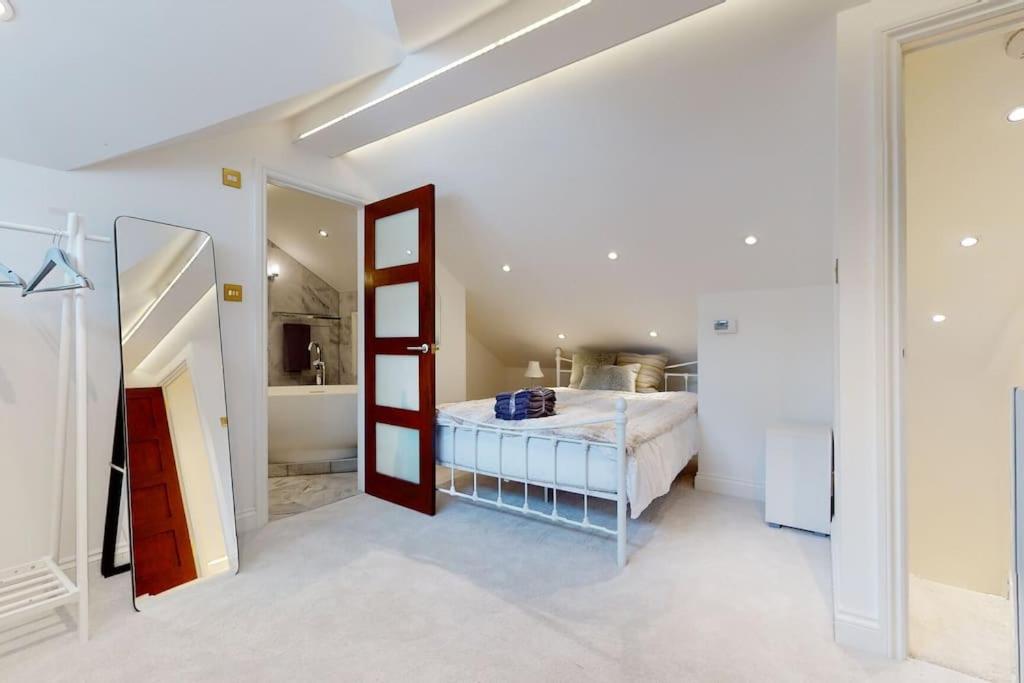 High-end Mews House! Private entrance view 2