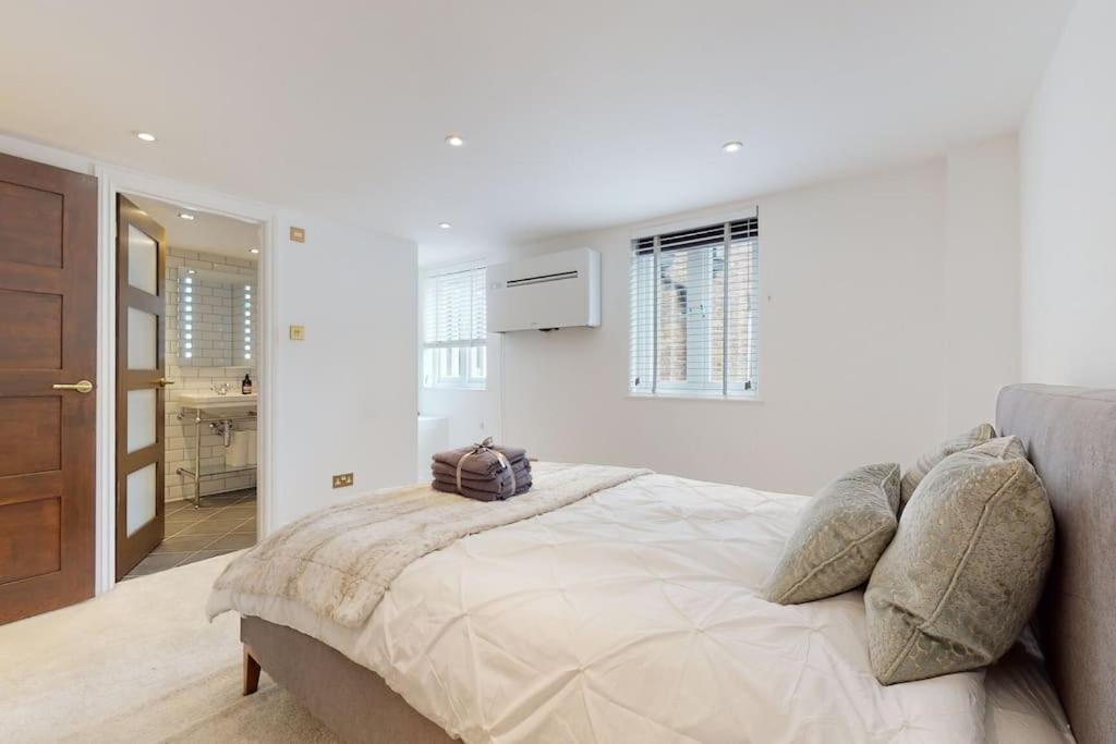 High-end Mews House! Private entrance view 3