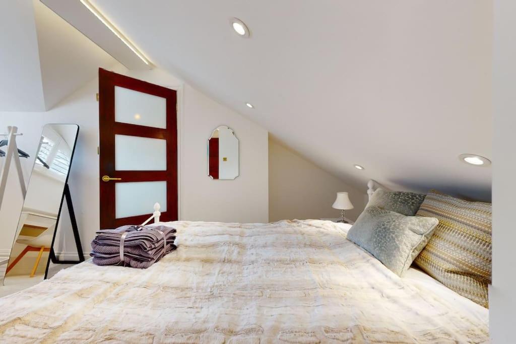 High-end Mews House! Private entrance view 4