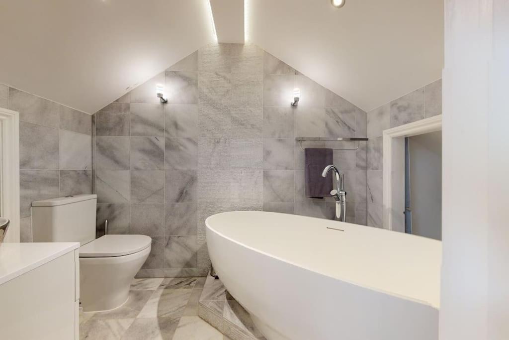 High-end Mews House! Private entrance view 5