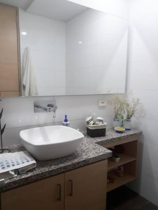 Super cómodo, amplio apartamento zona norte