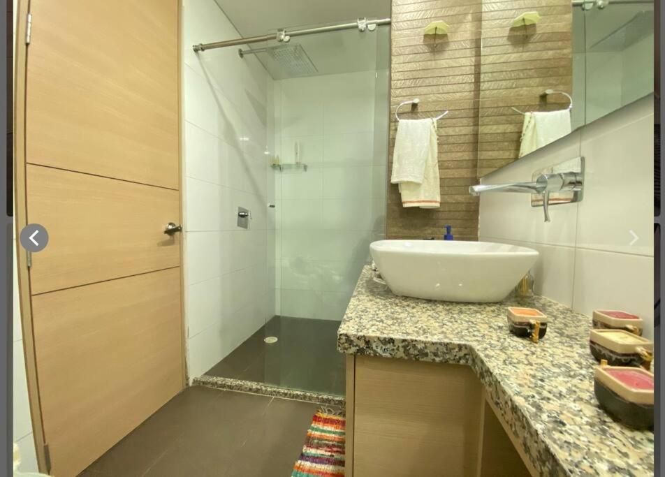 Super cómodo, amplio apartamento zona norte