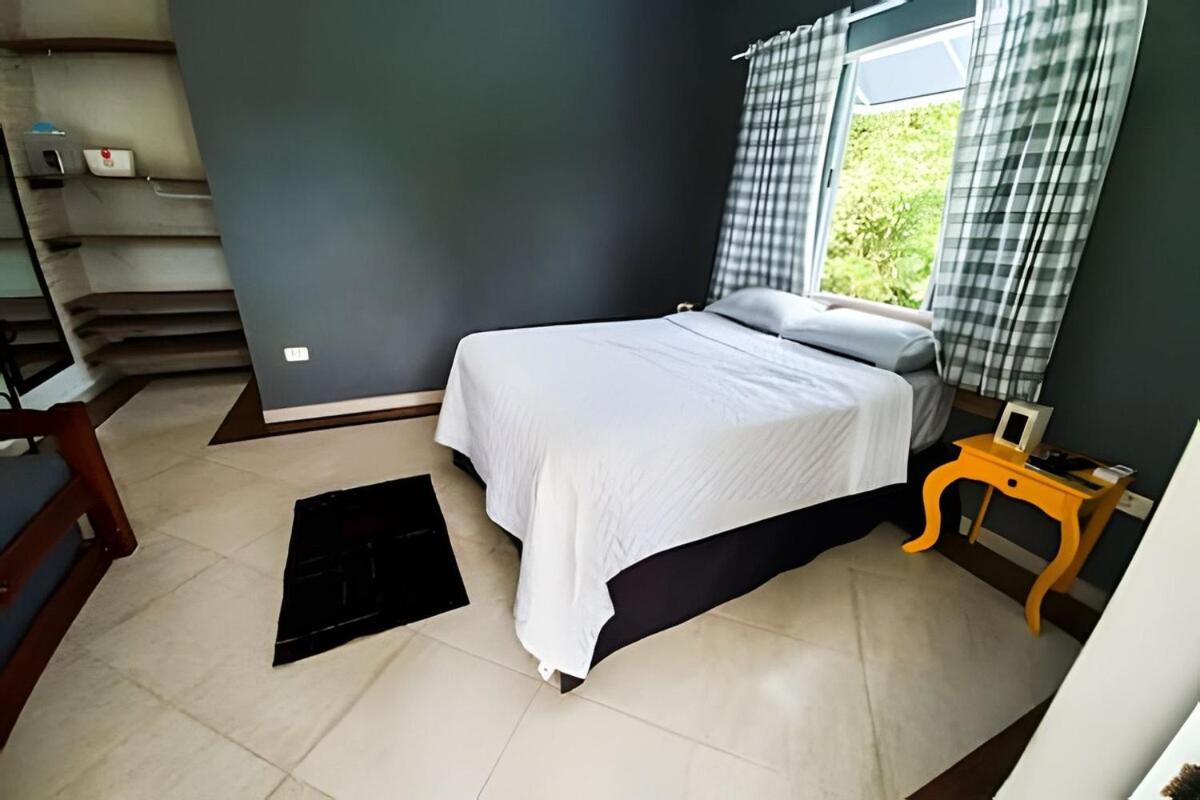 CASA PARIS · piscina aquecida, em condomínio, 4 suítes maravilhosa