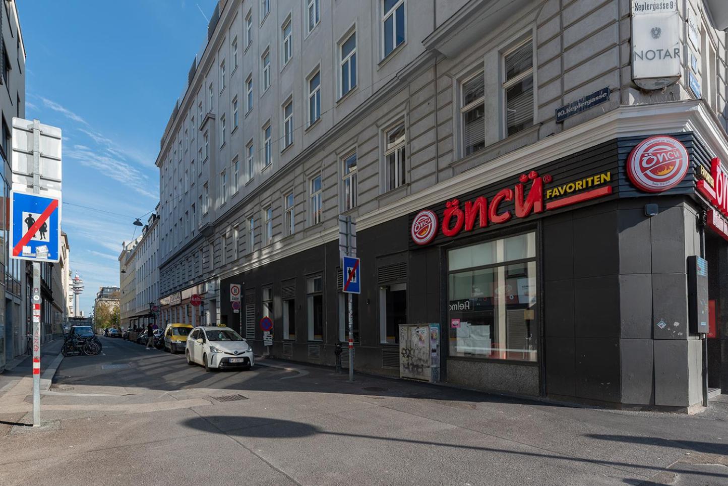 Ruheoase im Dachgeschoss mit Klimaanlage, nur 10 Minuten ins Zentrum