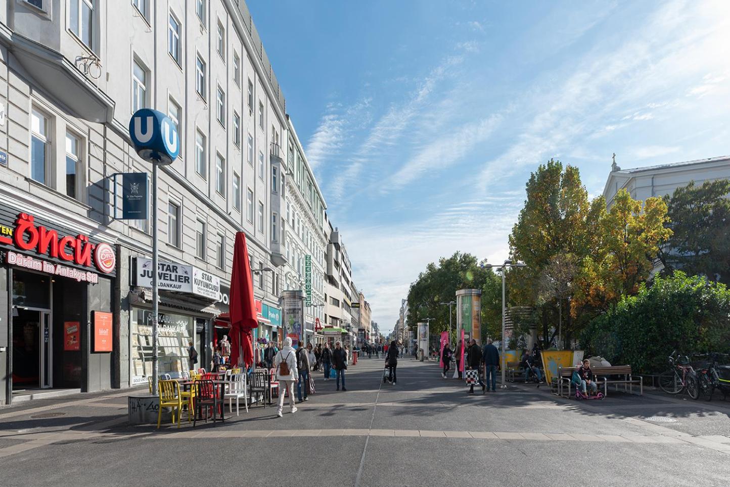 Ruheoase im Dachgeschoss mit Klimaanlage, nur 10 Minuten ins Zentrum