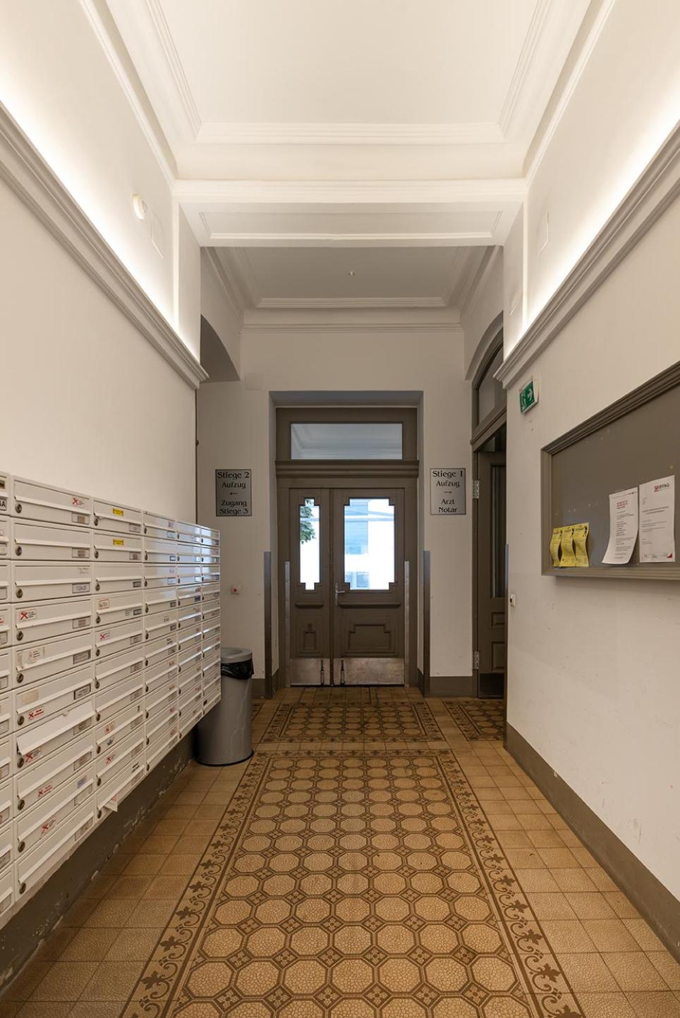 Ruheoase im Dachgeschoss mit Klimaanlage, nur 10 Minuten ins Zentrum