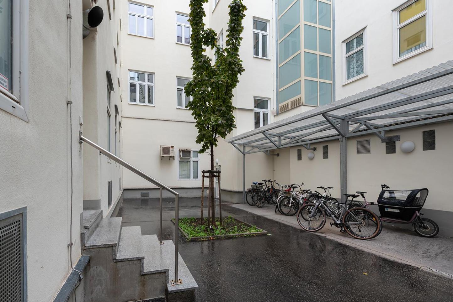 Ruheoase im Dachgeschoss mit Klimaanlage, nur 10 Minuten ins Zentrum
