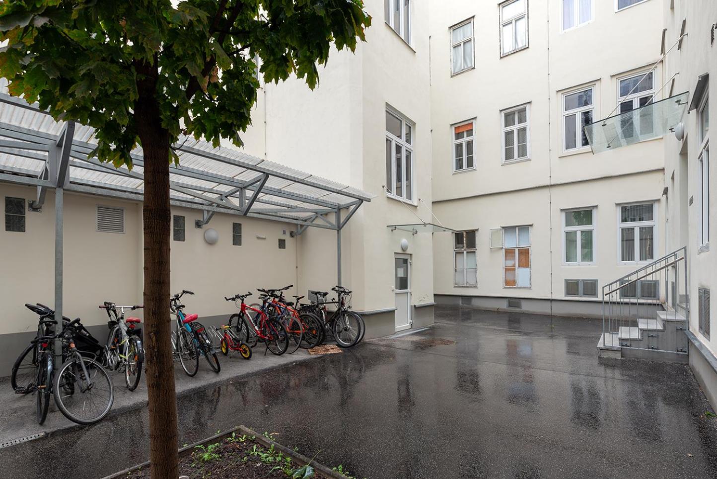 Ruheoase im Dachgeschoss mit Klimaanlage, nur 10 Minuten ins Zentrum