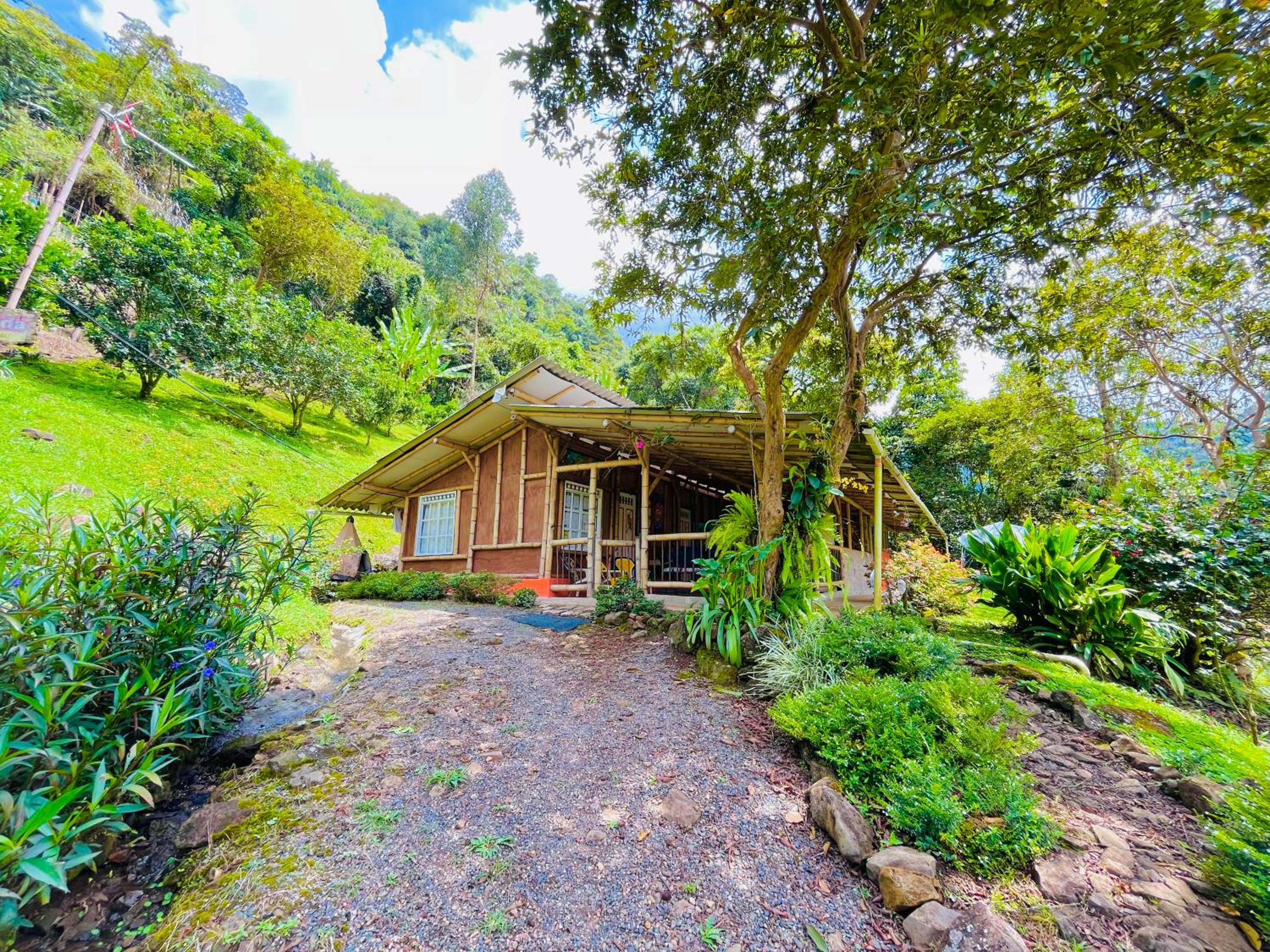 Hospedate entre Cascadas, Senderos y Paisajes Naturales