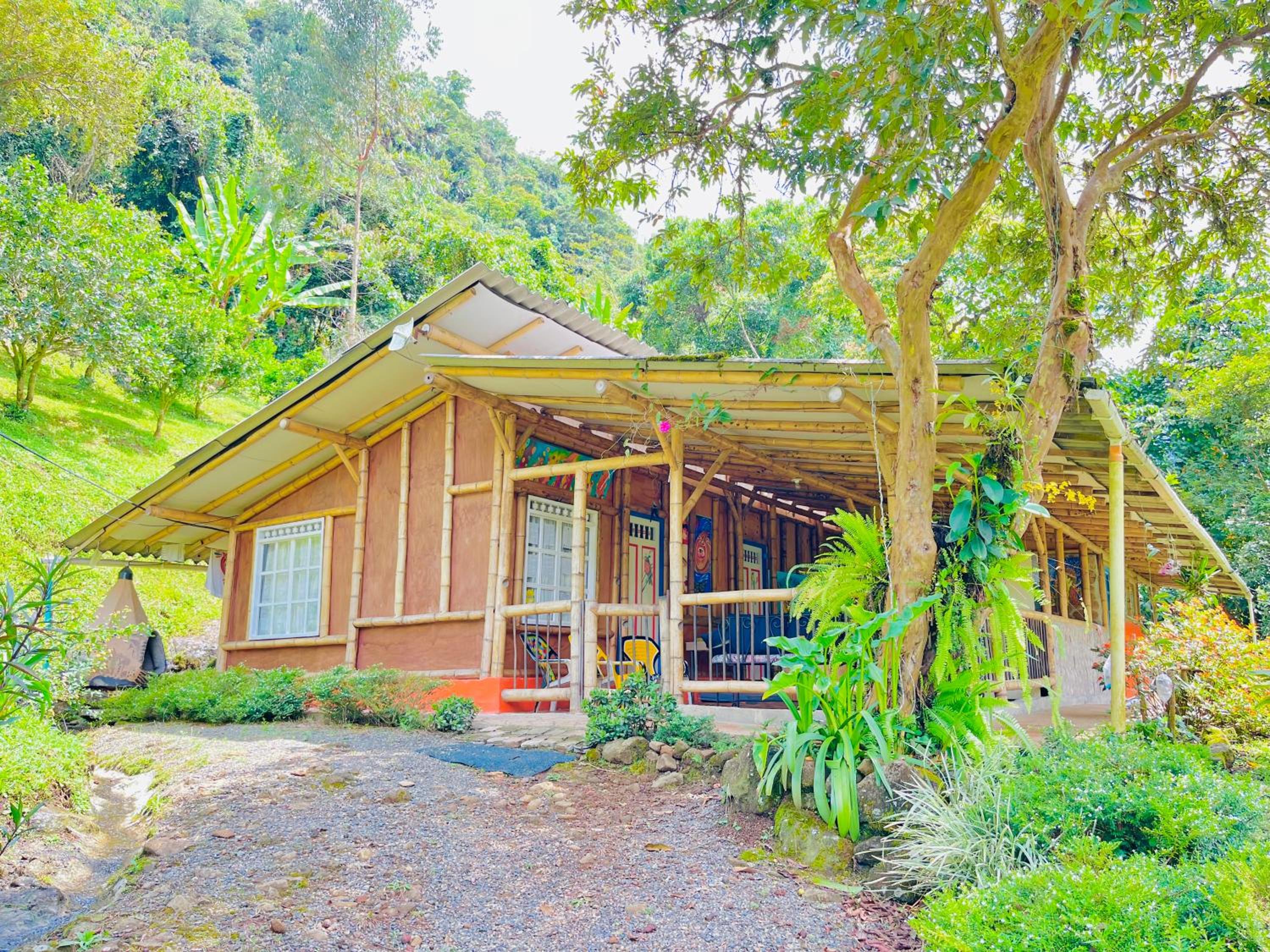 Hospedate entre Cascadas, Senderos y Paisajes Naturales