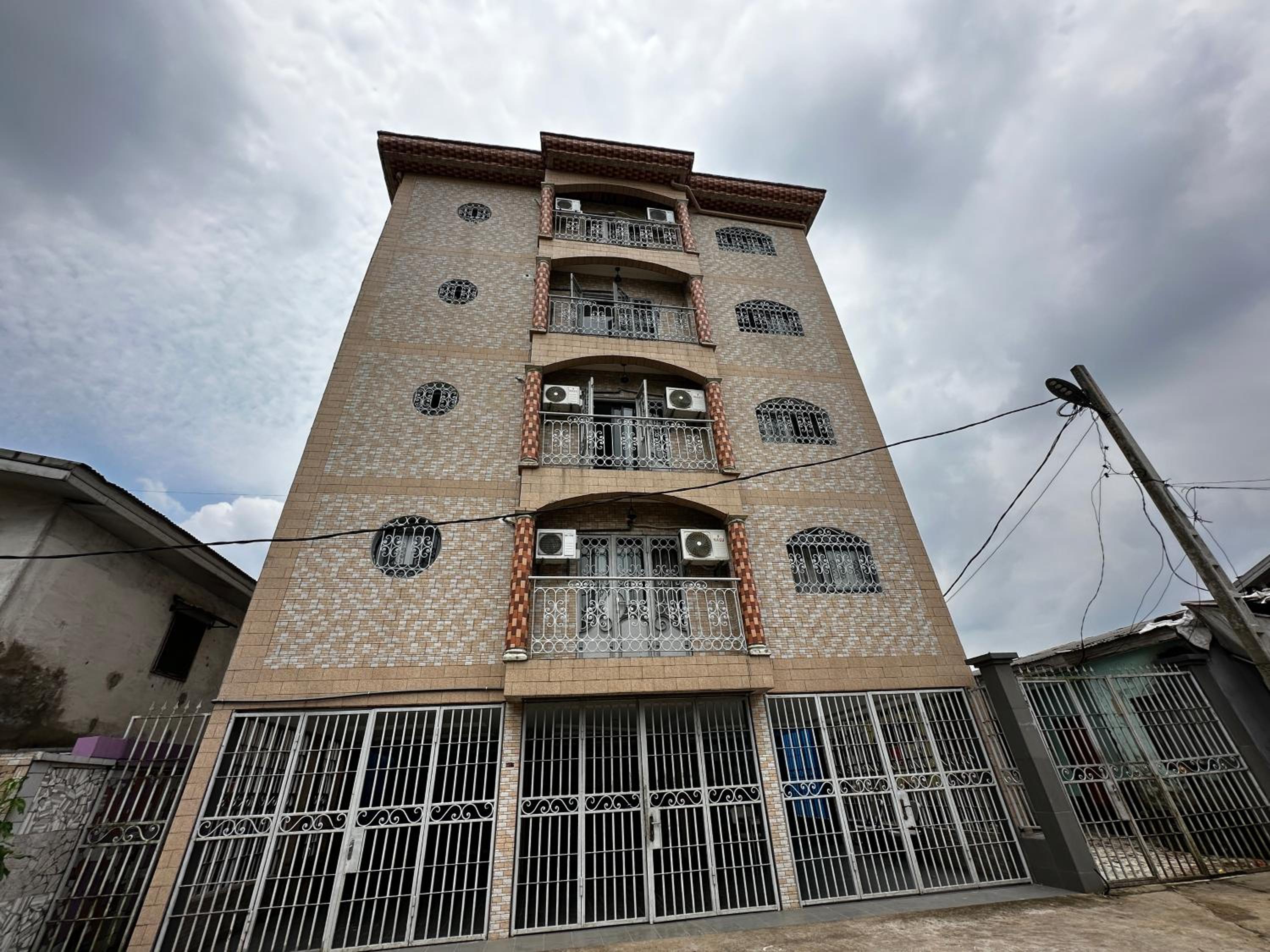 Appartement 2 et 1 chambres salon balcon canal sat wifi Netflix parking gardien 24 sur 24