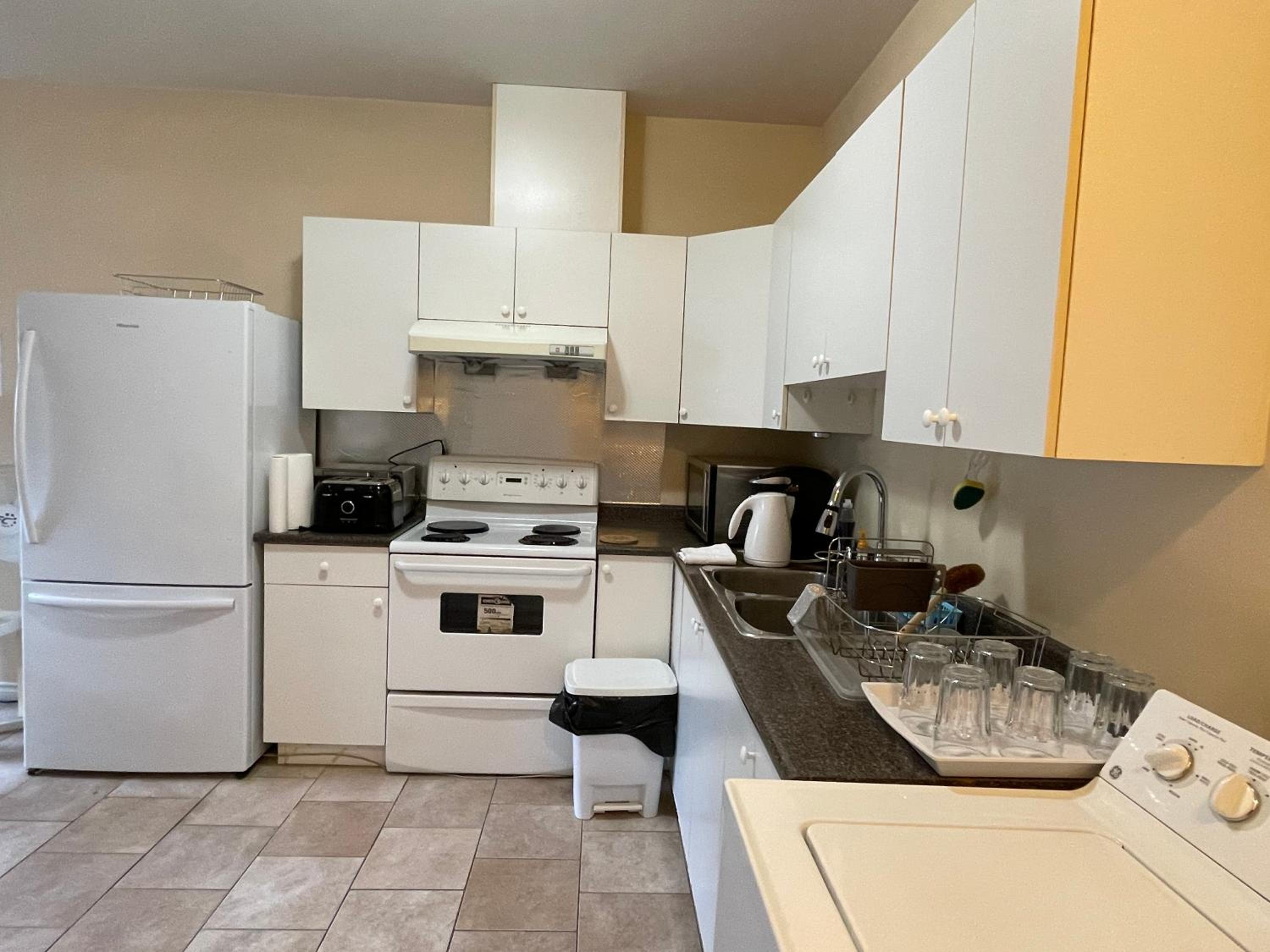 Metrotown 1 bedroom suite or apartment by Hong